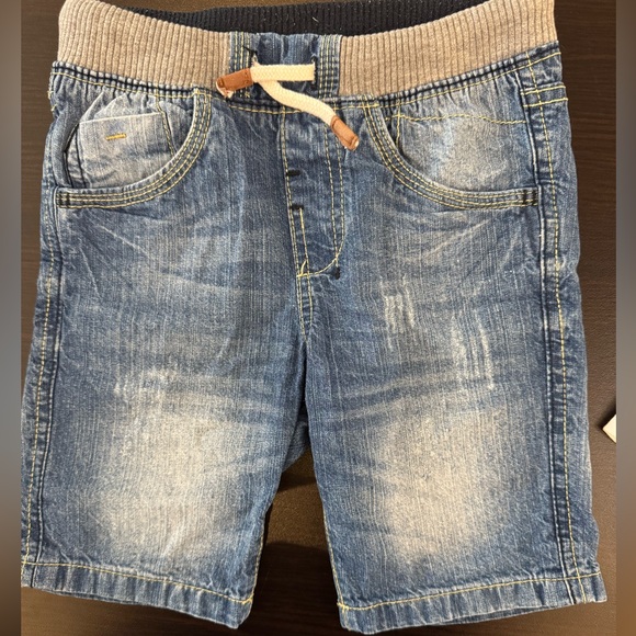 Zara White T-Shirt and Denim Shorts - Picture 3 of 8